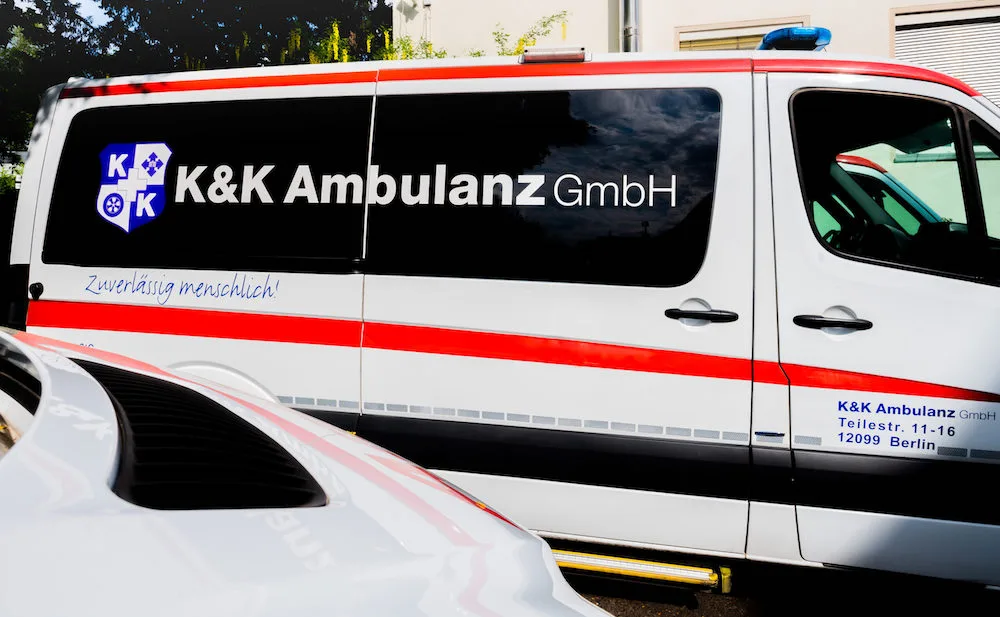 Seitenansicht-Krankentransporter-KuK-Ambulanz