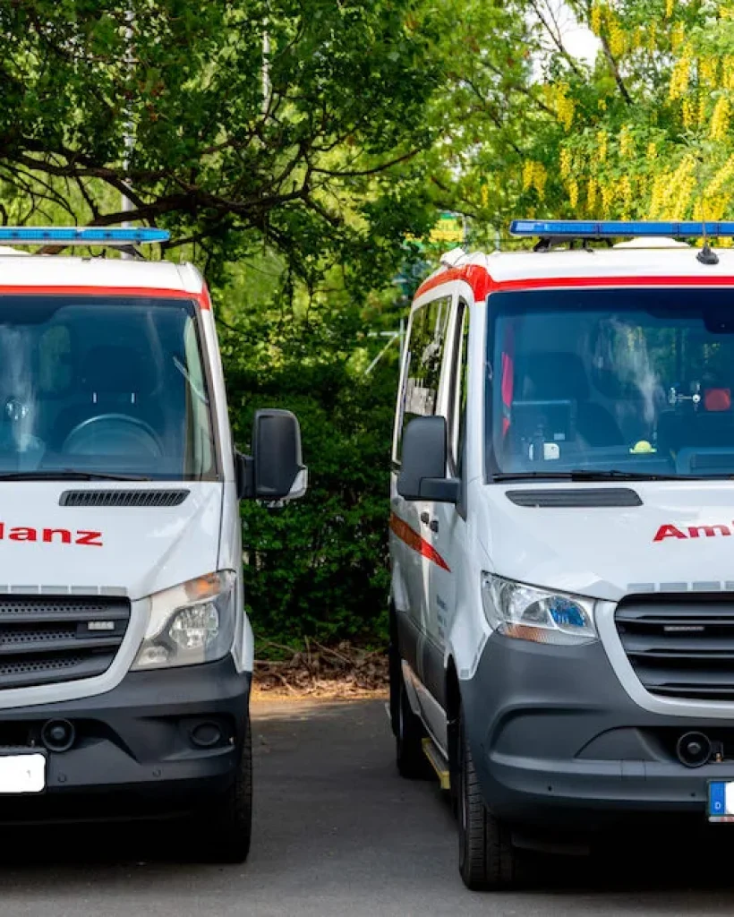 zwei-Krankentransport-kuk-Ambulanz-